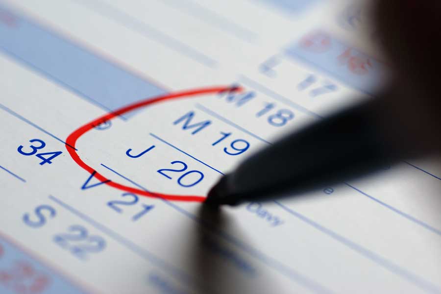 Stift umkreist ein Datum im Kalender