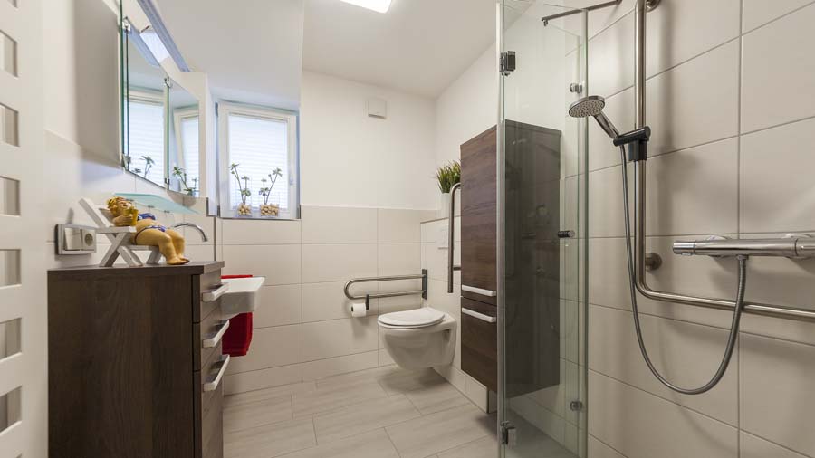 barrierfreies Bad mit Dusche und WC