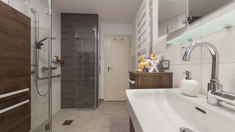 barrierefreies Bad - Blick über Waschbecken