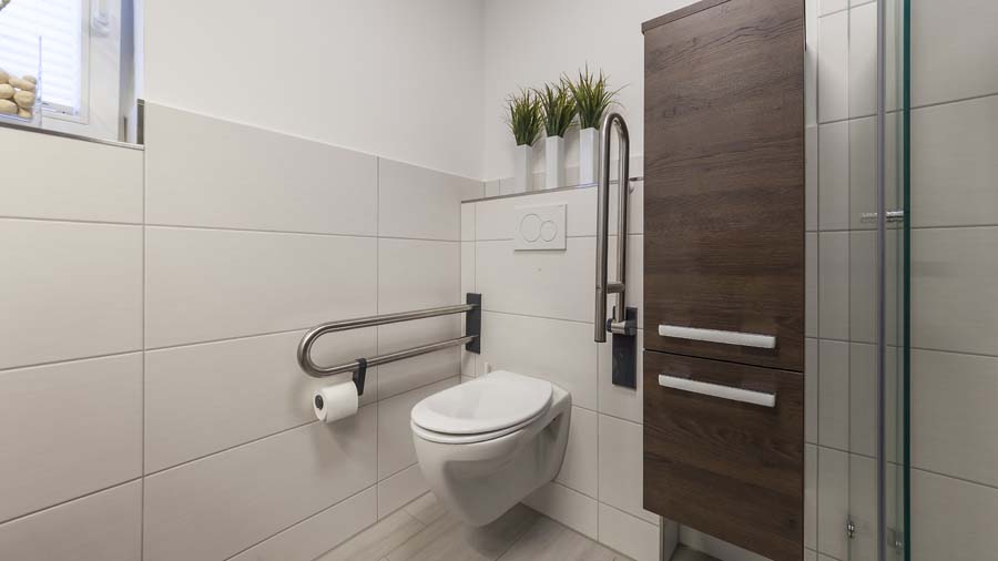 barrierefreies Bad - WC mit Handläufen, einer oben