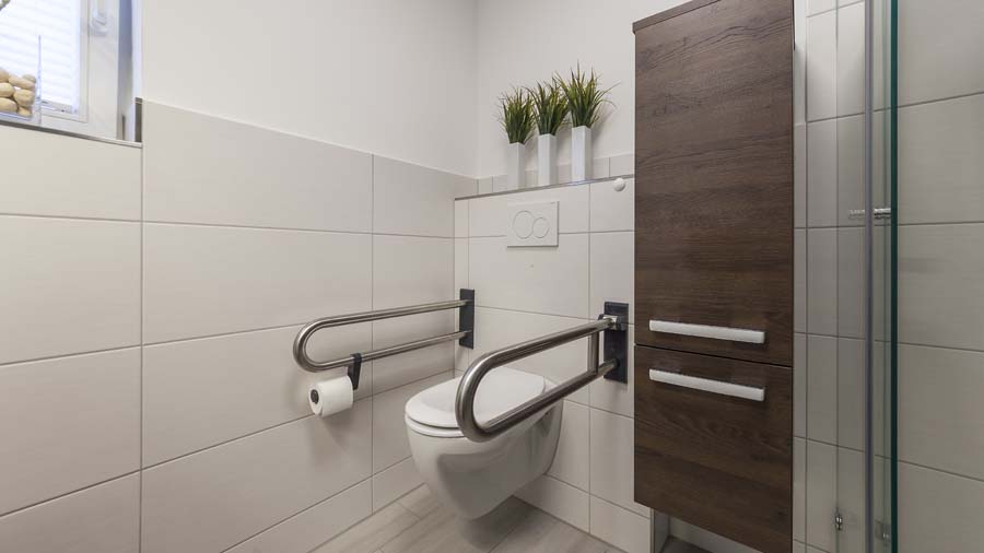 barrierefreies Bad - WC mit Handläufen unten