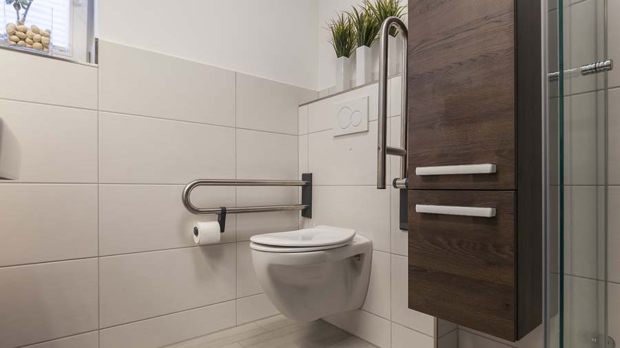 barrierefreies Bad - WC mit Handläufen, einer oben