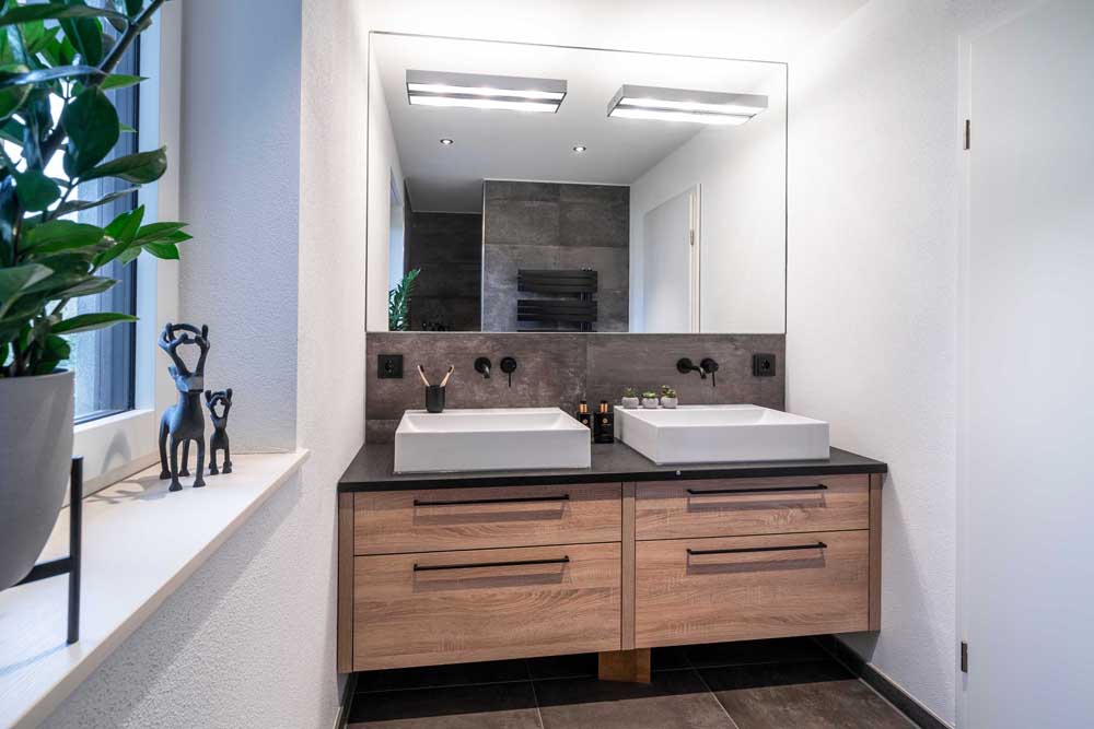 Betzl Haustechnik Referenzbad mit Doppelwaschtisch und Dusche