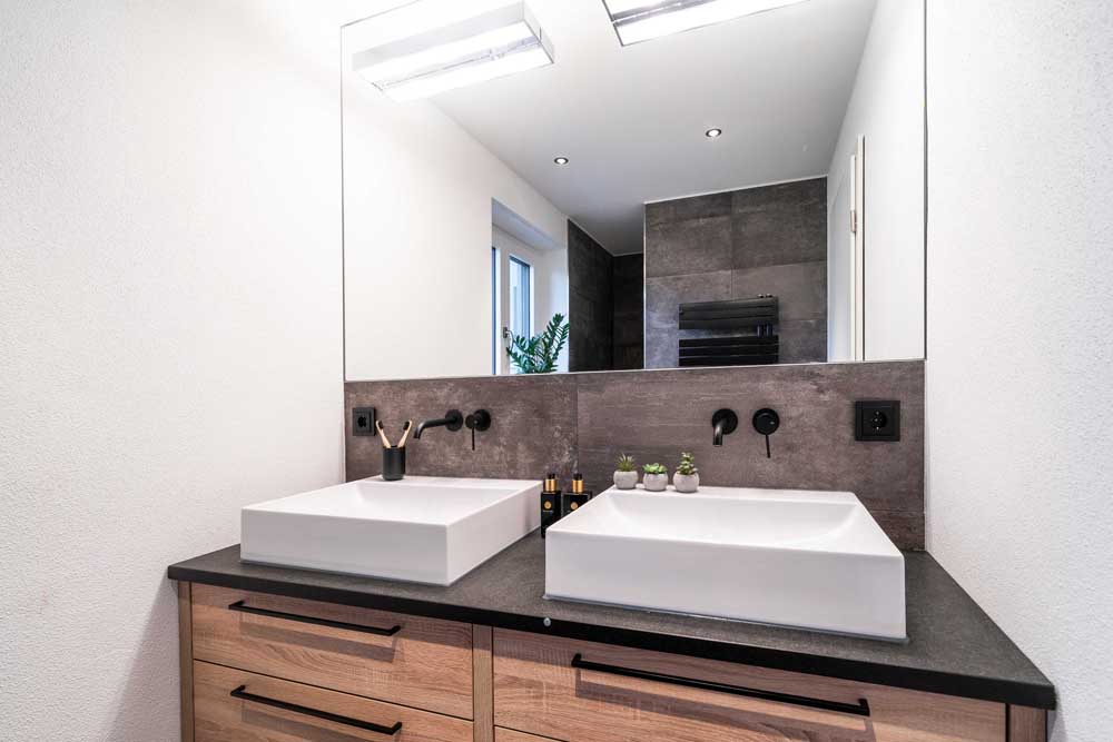 Betzl Haustechnik Referenzbad - Doppelwaschtisch seitlich