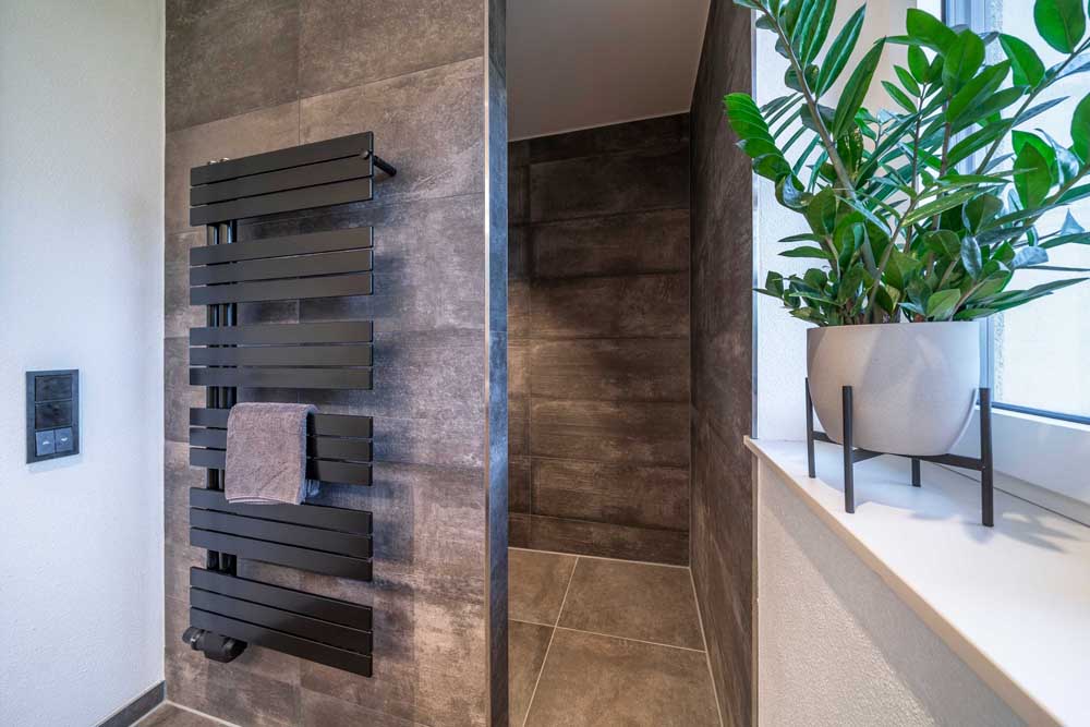 Betzl Haustechnik Referenzbad - Eingang zur Dusche mit Handtuchtrockner