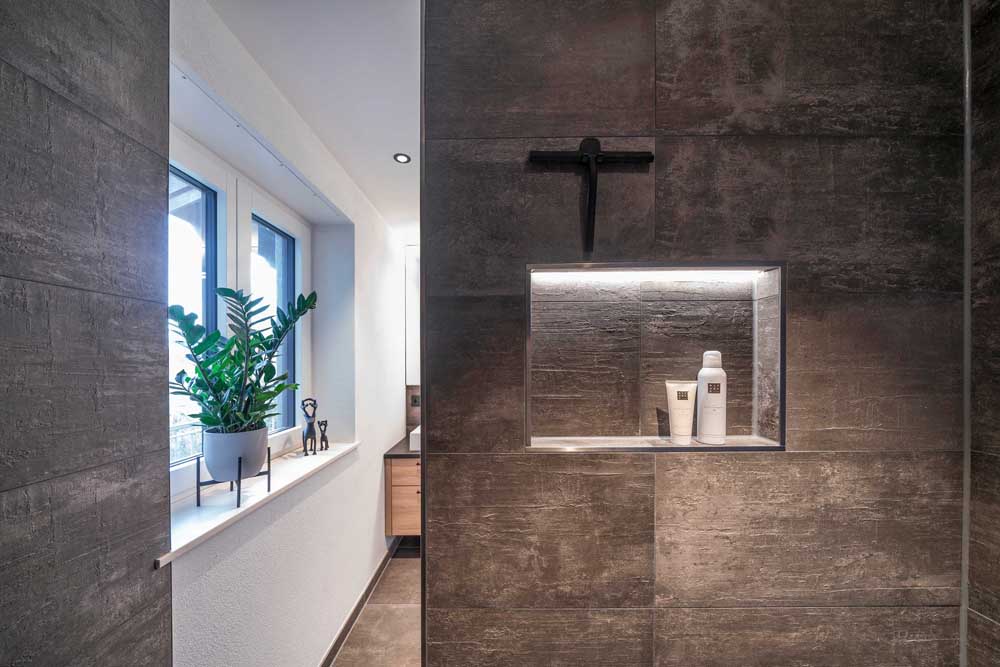 Betzl Haustechnik Referenzbad - Blick aus der Dusche mit beleuchteter Nische