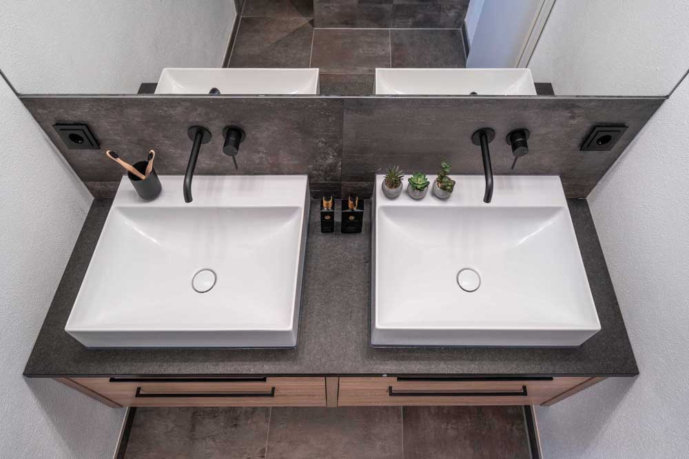 Betzl Haustechnik Referenzbad - Doppelwaschtisch von oben