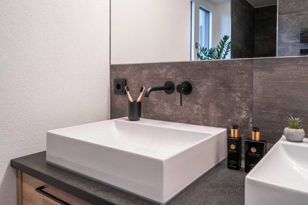 Betzl Haustechnik Referenzbad - Waschbecken mit schwarzer Armatur