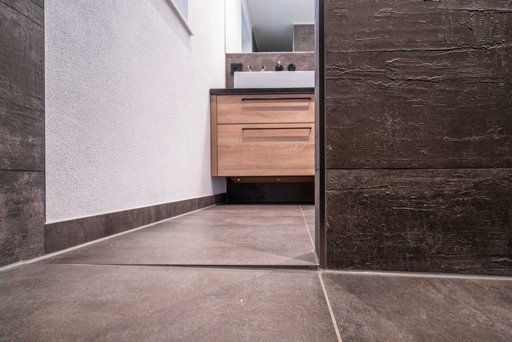 Betzl Haustechnik Referenzbad - Blick aus der Dusche in Bodennähe