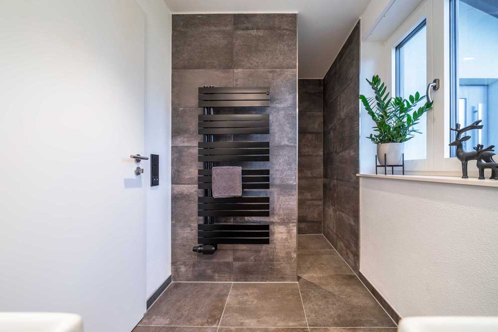 Betzl Haustechnik Referenzbad - Eingang zur Dusche mit Handtucktrockner