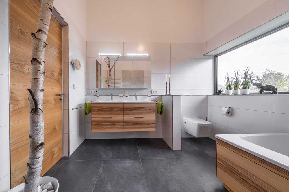 Betzl Haustechnik Referenzbad mit Doppelwaschtisch, großer Dusche, Birkenstamm als Dekoelement