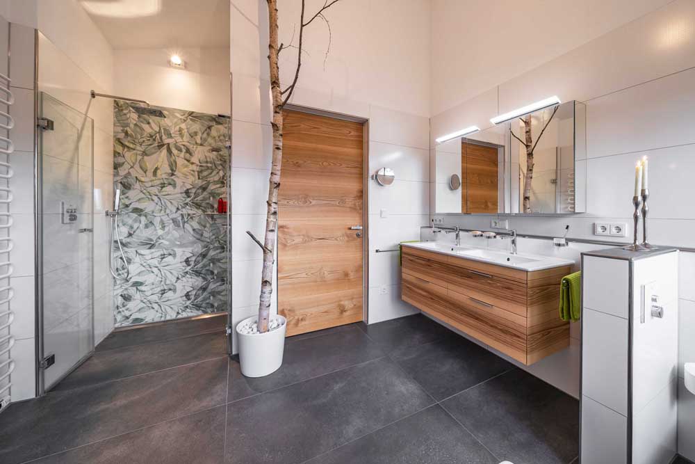 Betzl Haustechnik Referenzbad mit Doppelwaschtisch, großer Dusche, Birkenstamm als Dekoelement