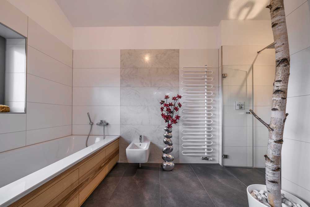 Betzl Haustechnik Referenzbad - Blick zur Wand mit Bidet und Handtuchtrockner