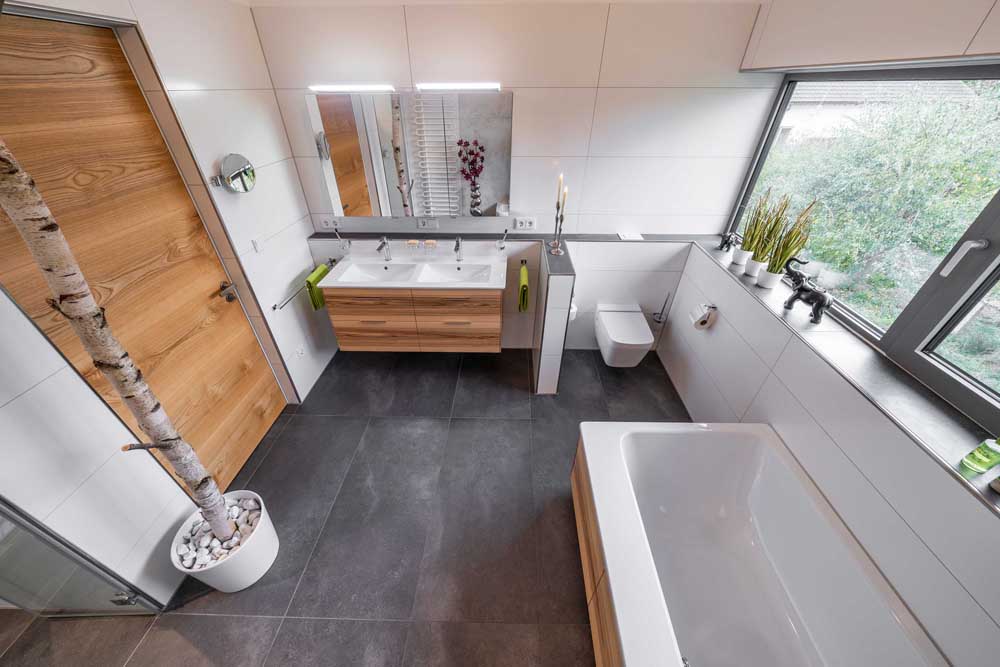 Betzl Haustechnik Referenzbad mit Doppelwaschtisch, großer Dusche, Birkenstamm als Dekoelement - Blick von oben