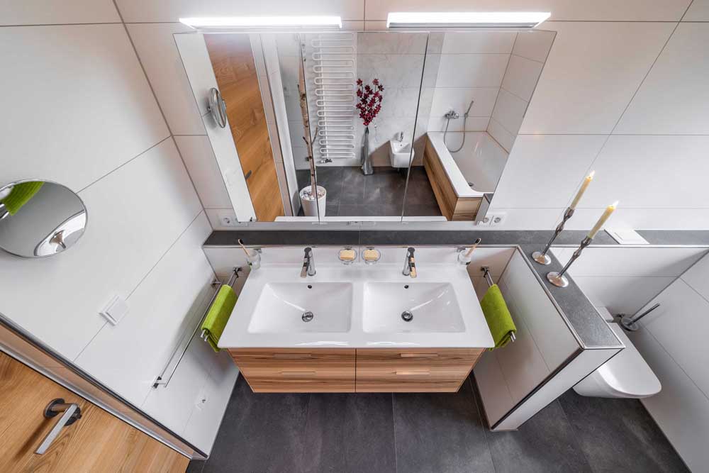 Betzl Haustechnik Referenzbad mit Doppelwaschtisch, großer Dusche, Birkenstamm als Dekoelement - Blick von oben