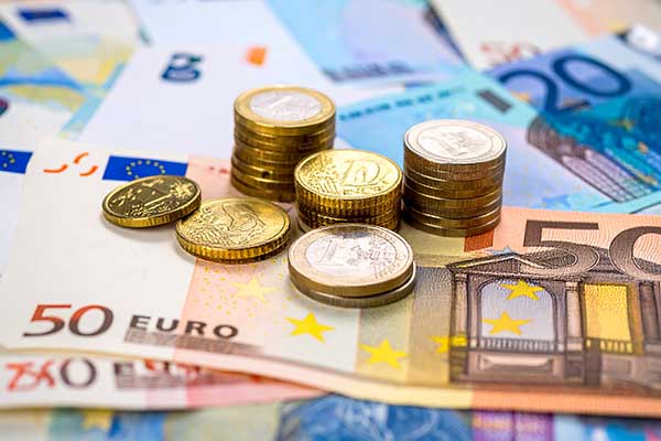Euroscheine und Münzen
