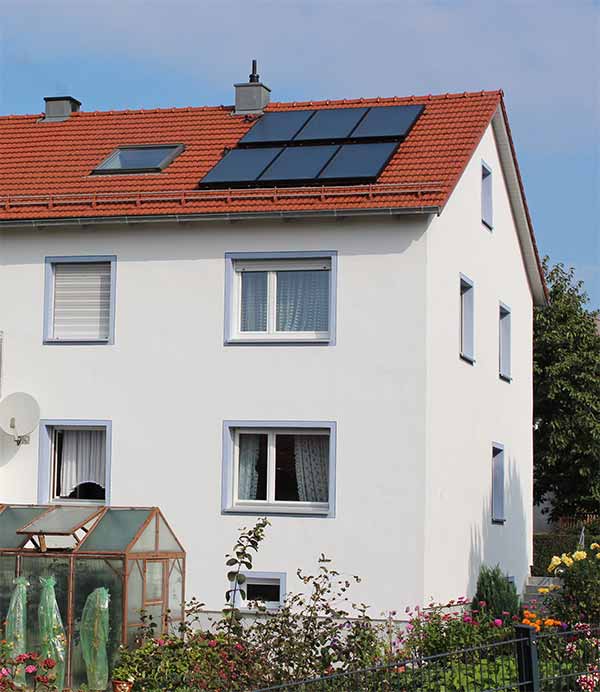 Haus mit Solaranlage auf dem Dach